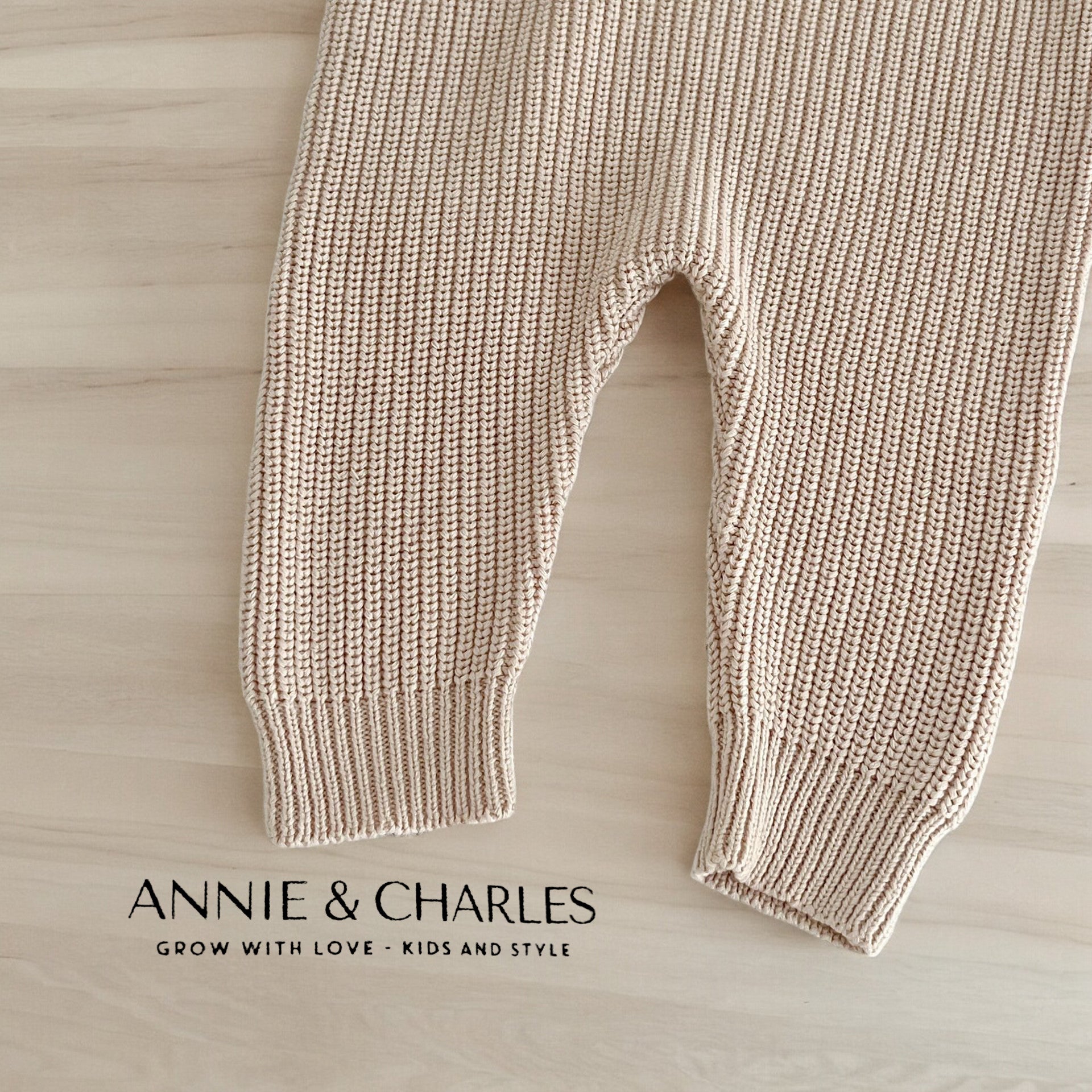 Annie & Charles® gestrickte Hose mit Latz aus Bio-Baumwolle