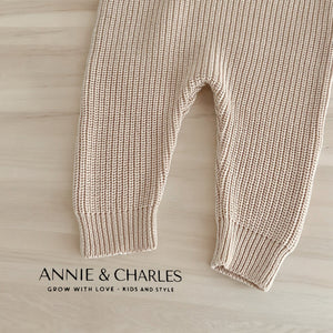 Annie & Charles® gestrickte Hose mit Latz aus Bio-Baumwolle