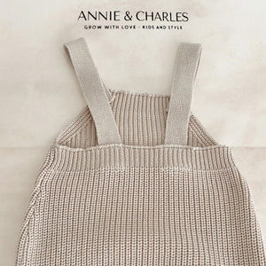 Annie & Charles® gestrickte Hose mit Latz aus Bio-Baumwolle