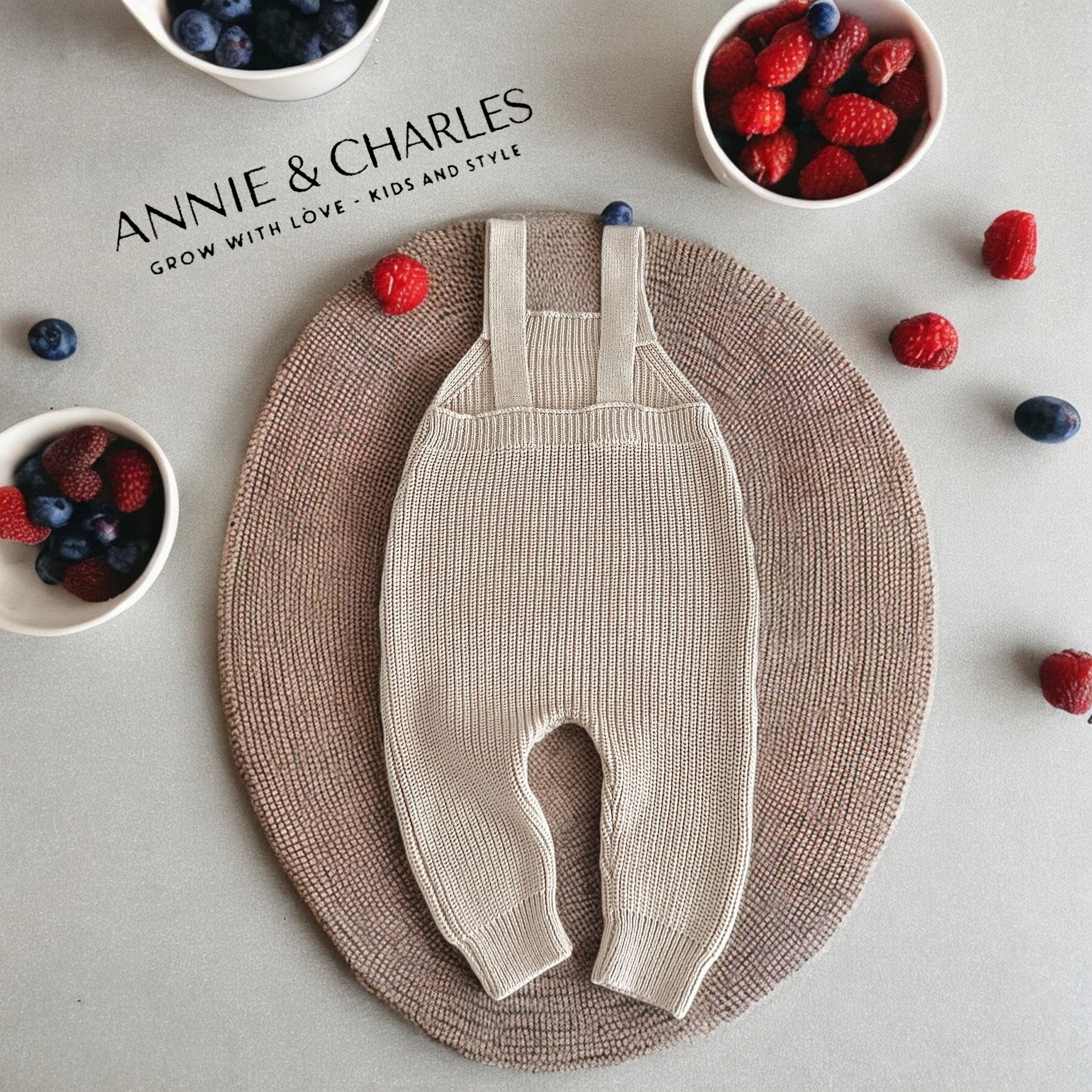 Annie & Charles® gestrickte Hose mit Latz aus Bio-Baumwolle